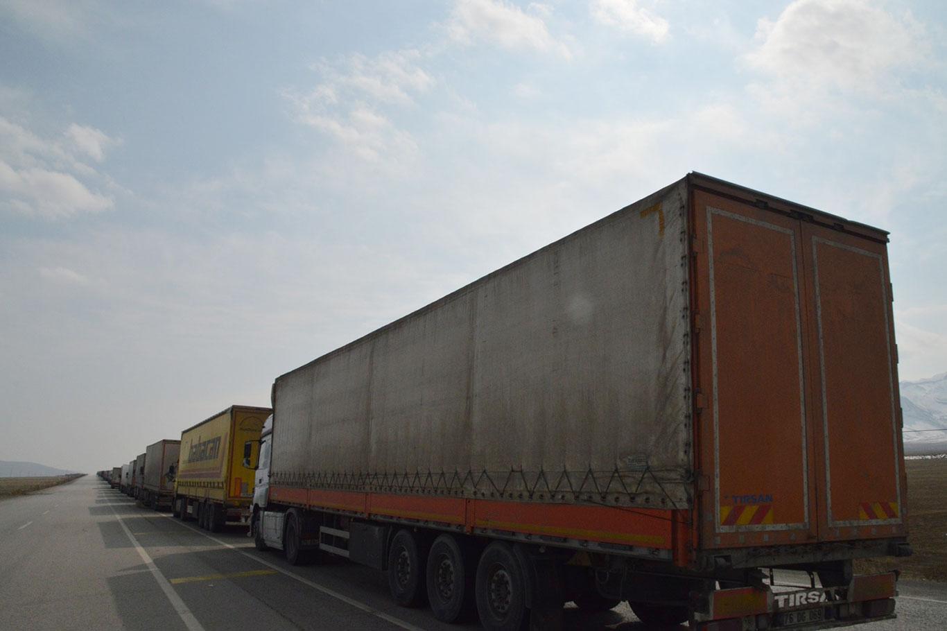 Gürbulak'ta 7 kilometrelik TIR kuyruğu oluştu